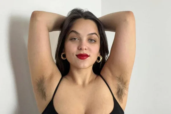 Modelo do onlyfans Fenella Fox posando de braços para cima e batom vermelho - Metrópoles