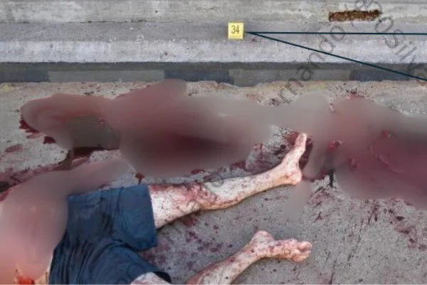 Corpo masculino caído em chão de concreto, rodeado de sangue - Metrópoles