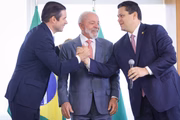 O presidente Lula (PT), ao lado dos presidentes da Câmara e do Senado, Hugo Motta (Republicanos-PB) e Davi Alcolumbre (União-AP), respectivamente