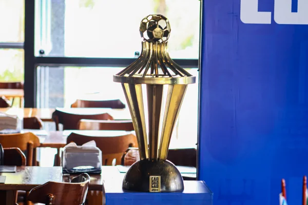 Imagem colorida mostra o troféu do candangão 2025 | Metrópoles