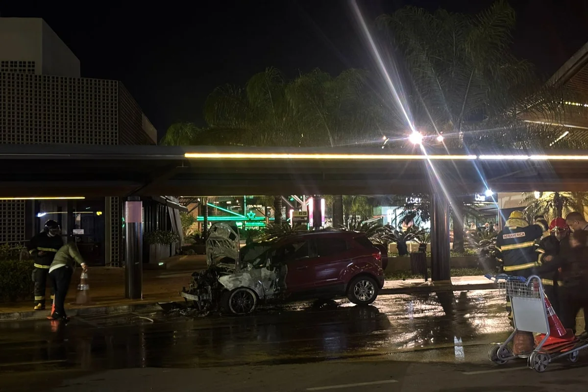 Veículo foi consumido por chamas durante a madrugada desta segunda-feira (11/5) Veículo foi consumido por chamas durante a madrugada desta segunda-feira (11/5)