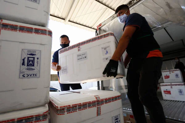 chegada do 1º lote da vacina Janssen em Goiás