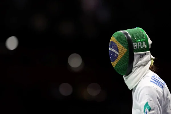 Esperança de medalha na esgrima, brasileira perde e é eliminada das Olimpíadas