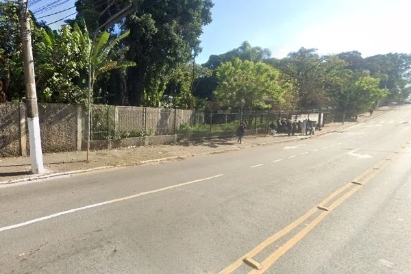 Imagens coloridas mostram Avenida do Cursino, ao lado do Parque do Estado, na zona sul de São Paulo
