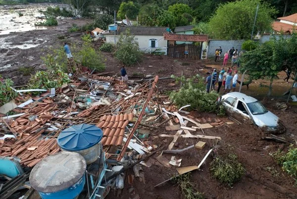 Sobe para 37 número de mortos com rompimento de barragem em Minas