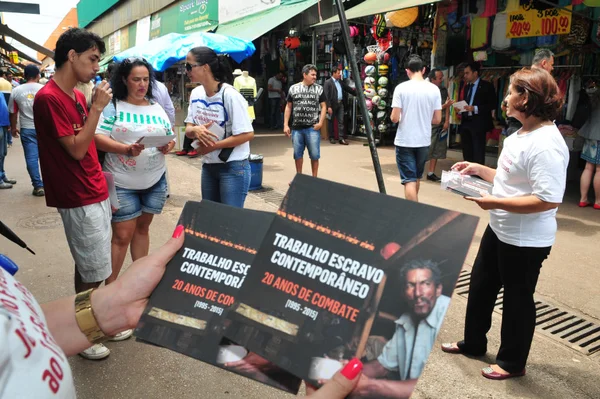 Feira dos Importados recebe ação de prevenção ao trabalho escravo