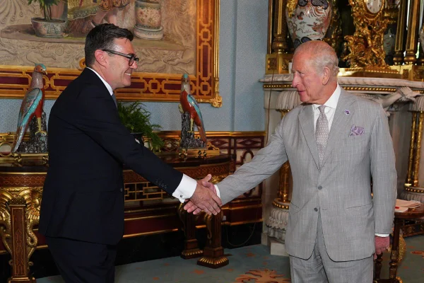 Rei Charles se reúne com o novo primeiro-ministro britânico, Burnham