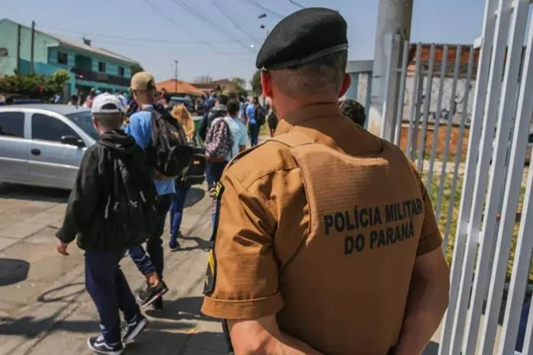Imagem mostra agente da Polícia Militar do Paraná na porta de escola - Metrópoles