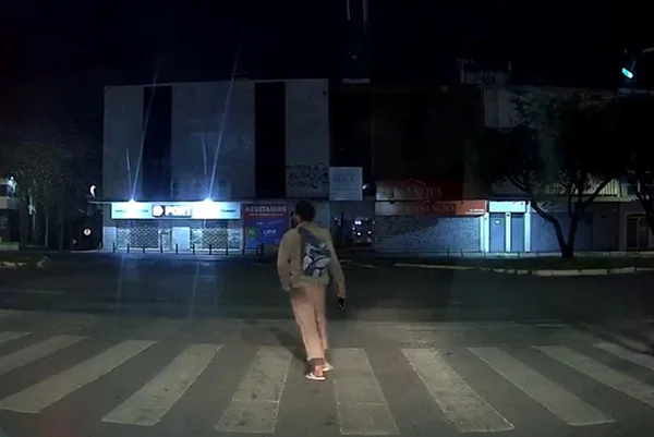 Homem ataca viatura da PM com garrafa após importunar mulher no DF