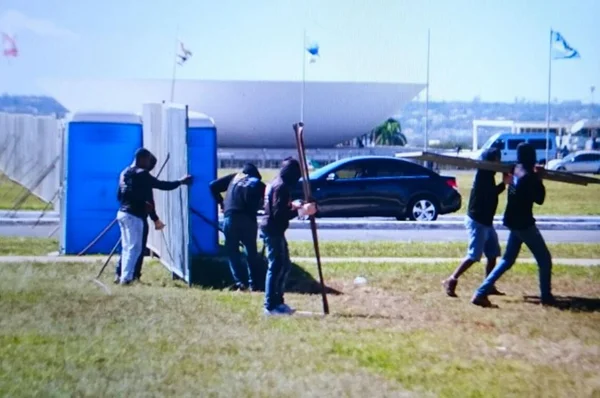 Muro que separava manifestantes na Esplanada começa a ser retirado