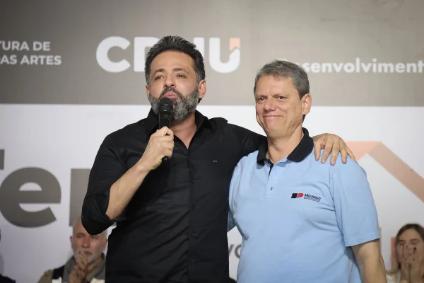 Tarcísio de Freitas e o ex-prefeito de Embu Ney Santos durante entrega de 432 unidades habitacionais em Embu das Artes - Metrópoles