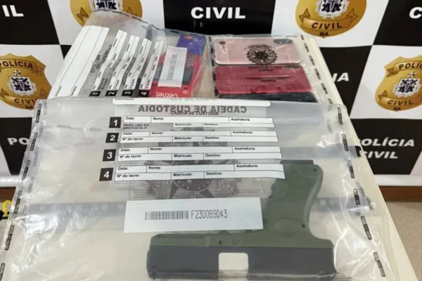 Polícia Civil apreendeu arma falsa e celulares