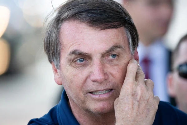 Após passar por “revisão médica”, Bolsonaro deixa o HFA