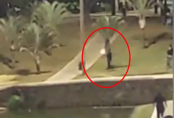 homem dispraando arma