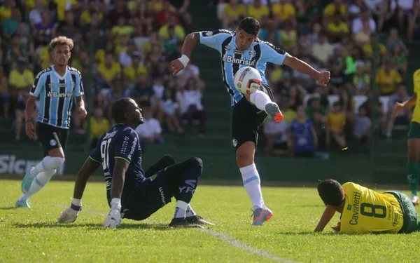Suárez marca, perde pênalti, e Grêmio leva virada do Ypiranga na semifinal gaúcha