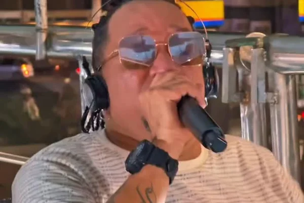 Imagem colorida do cantor Kinho do Rodo - Metrópoles