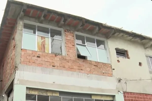 Imagem colorida da fachada da casa em que criança, dois adolescentes e idoso eram mantidos em cárcere privado, em Registro (SP). - Metrópoles