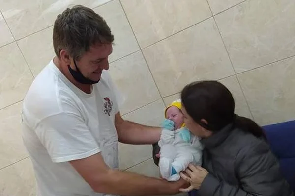 Brasileiros buscam filha de barriga de aluguel e ficam presos em Kiev