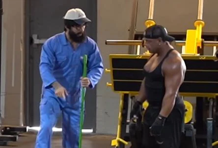 Vestido de faxineiro, youtuber ucraniano humilha fortões nas academias
