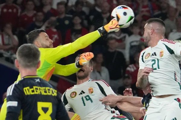 Choque feio no jogo entre Escócia e Hungria - Metrópoles