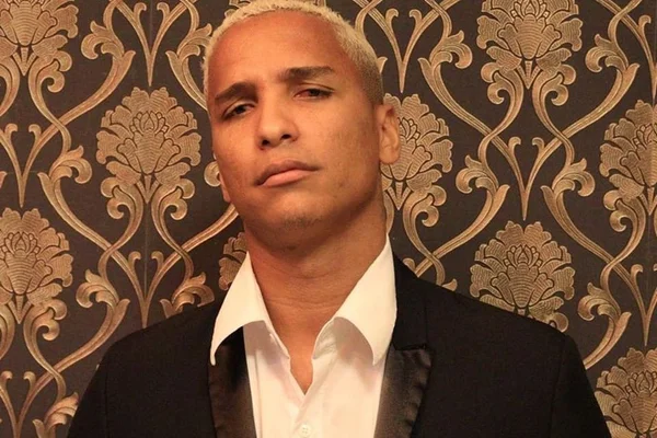 Jogador do Cuiabá, Deyverson posa de roupa de gala - Metrópoles