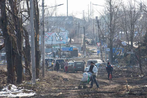 Civis em meio ao conflito russo-ucraniano na cidade de Volnovakha, Donetsk Oblast, Ucrânia