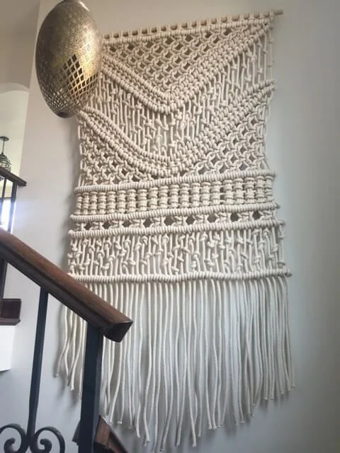 Trama envolvente: as pessoas estão usando tecidos para dar um visual texturizado e artístico às roupas… e às paredes também. As buscas por arte têxtil tiveram um aumento de 1.718% Trama envolvente: as pessoas estão usando tecidos para dar um visual texturizado e artístico às roupas… e às paredes também. As buscas por arte têxtil tiveram um aumento de 1.718%