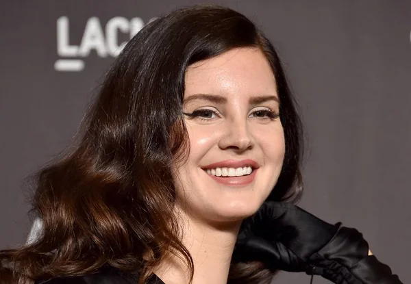 Lana Del Rey anuncia lançamento de single e conclusão de novo disco