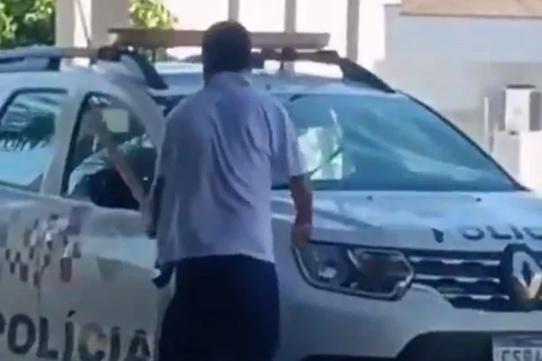 Homem danificando viatura da PM em Parapuã, no interior de São Paulo