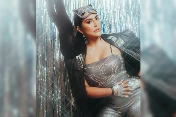 Cleo (ex-Pires) usa fantasia de gata e enlouquece fãs com lambida