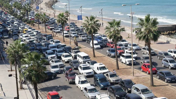 Imagem olorida de Libanses fogindo de locais de bombardeios