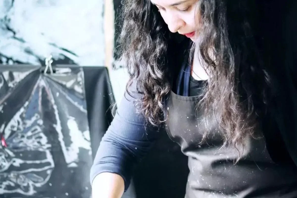 A artista brasileira Roberta Queiroga já viveu em quatro continentes e reúne referências de diferentes países na produção artística A artista brasileira Roberta Queiroga já viveu em quatro continentes e reúne referências de diferentes países na produção artística