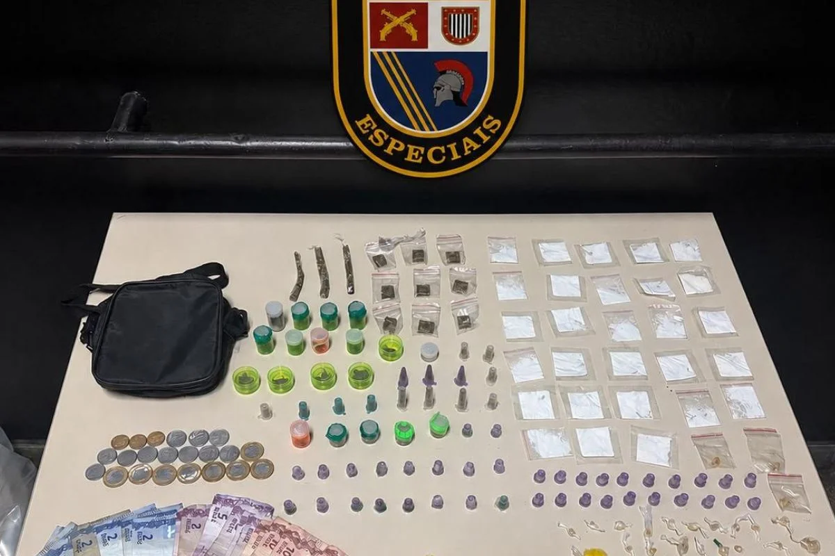 Segundo a PM, o homem foi encontrado usando as mesmas roupas da primeira detenção e voltou a ser abordado no mesmo local por tráfico Segundo a PM, o homem foi encontrado usando as mesmas roupas da primeira detenção e voltou a ser abordado no mesmo local por tráfico
