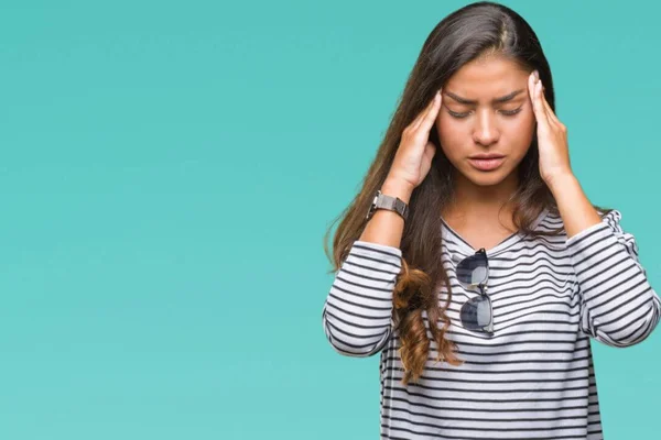 Mulher com a mão de cabeça de blusa listrada e oculos pendurado na blusa de cabelo longo - Metrópoles