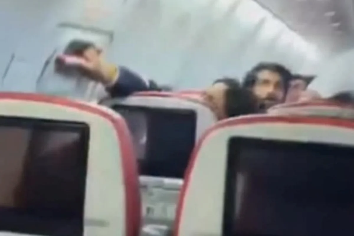 Homem "surta" durante voo e tenta abrir porta de emergência. Vídeo