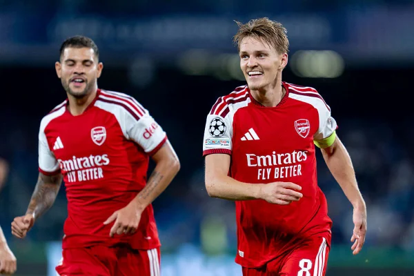 Na Itália, Arsenal bate o Napoli pela primeira rodada da Champions