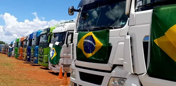 Caminhões ao lado do QG do Exército