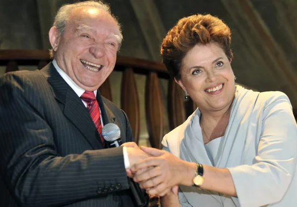 Em julho de 2010, a candidata à Presidência da República, Dilma Rousseff, cumprimenta o pastor Manoel Ferreira em evento em que igrejas evangélicas declararam apoio à petista