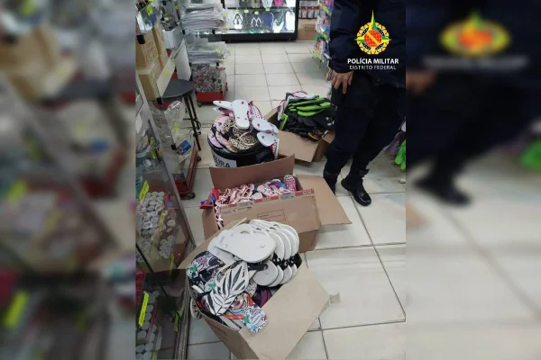 Ladrão de chinelos é preso por invadir loja e se esconder entre caixas