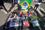 Bonecos do presidente Lula e cartazes 