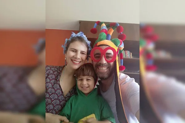 Vídeo: mãe chama vizinhos para cantar parabéns ao filho da janela
