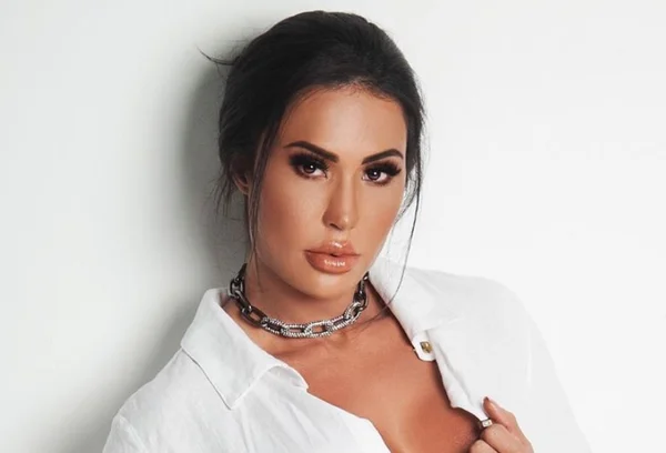 Gracyanne Barbosa leva tapas no bumbum: “Para deixar durinho”