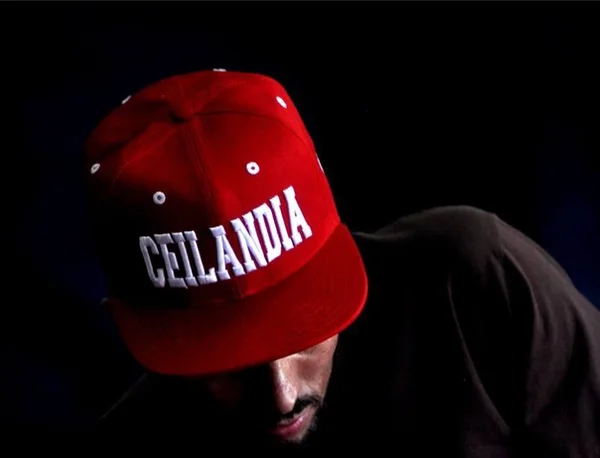 Amor por Ceilândia em camisetas e bonés