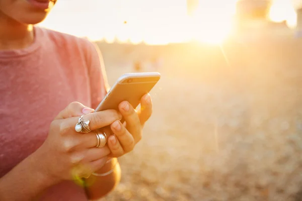 Estudo alerta para o perigo de ler no celular enquanto está no sol