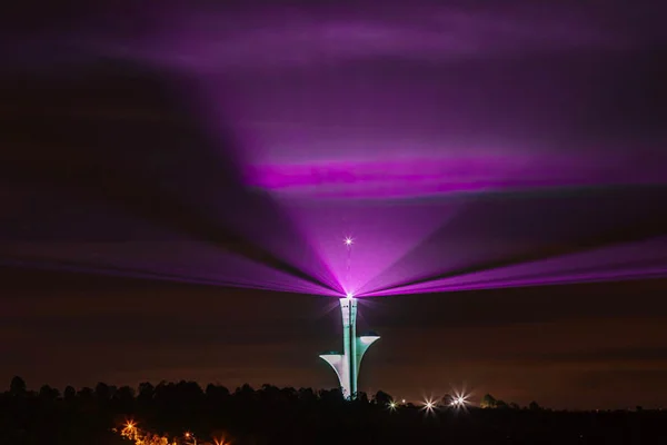 DJ Alok ilumina céu de Brasília com potente laser. Veja as imagens