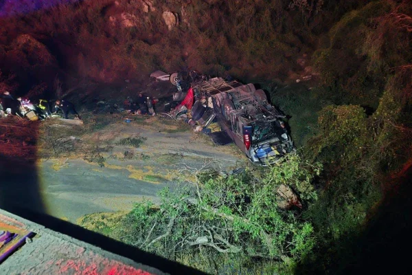 Imagem colorida de ônibus capotado após acidente com caminhão-trator - Metrópoles