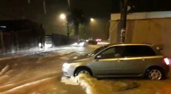 Vídeos: durante temporal, água invade hospital e alaga vias no DF