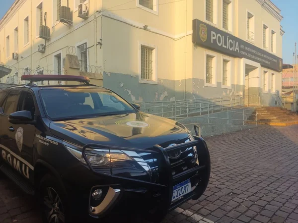 Imagem colorida mostra uma viatura da Polícia Civil estacionada ao lado do prédio da Central de Polícia Judiciária de Ribeirão Preto, no interior de São Paulo - Metrópoles