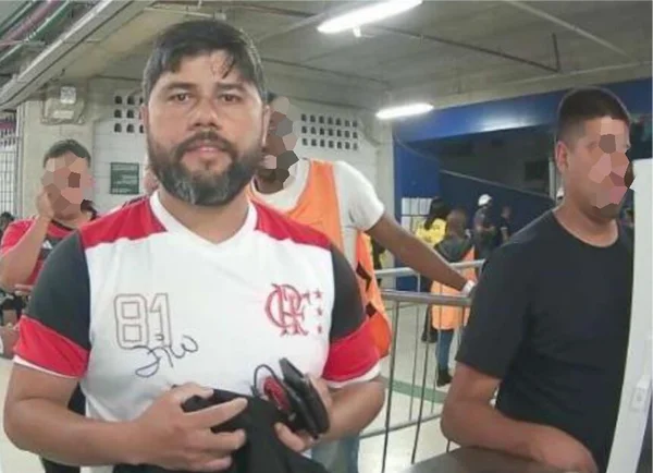 Em folto colorida torcedor flamenguista aparece entrando em estádio do Palmeiras, usando blusa branca do time carioca - Metrópoles