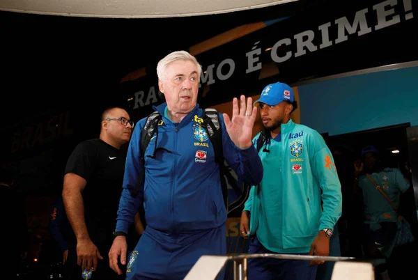 Imagem colorida do desembarque da Seleção - Metrópoles